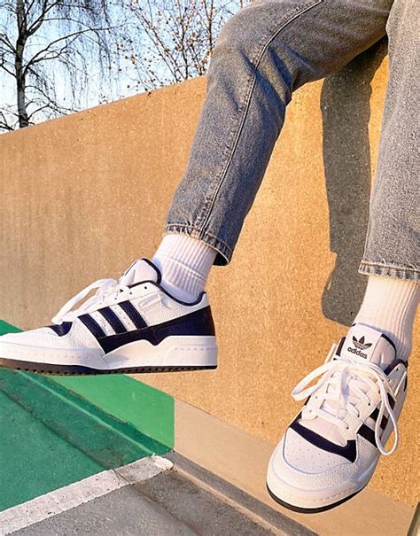 adidas Originals – Forum Low – Sneaker in Weiß mit Streifen in 